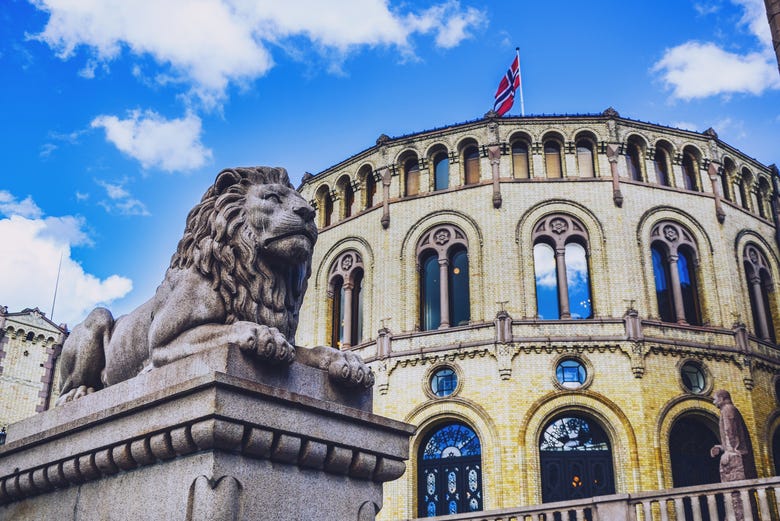 Il parlamento norvegese con la statua di un leone