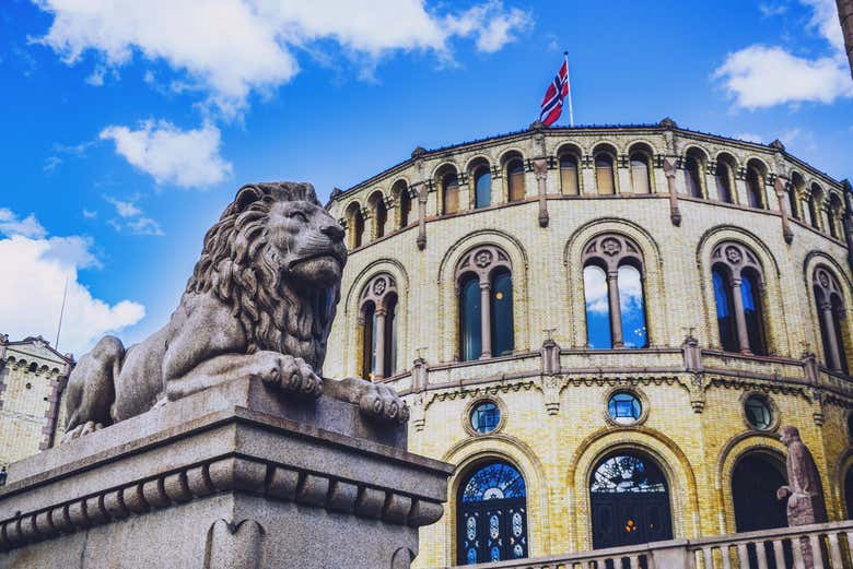 Il parlamento norvegese con la statua di un leone